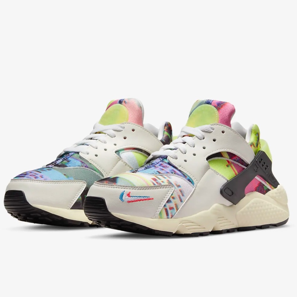 Nike Huarache Women’s SE size 11 and Men’s 9.5.